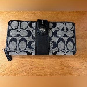 Coach, wallet, good condition, smoke free home